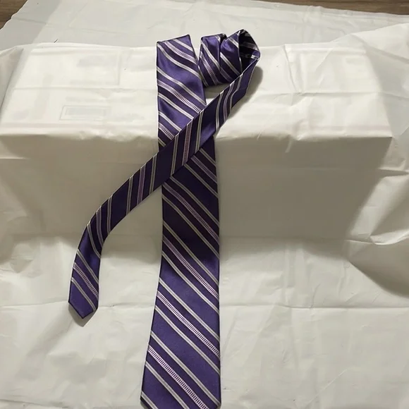 Micheal Kors men’s tie- purple in 2 shades and silver 100% silk like new - Picture 4 of 7